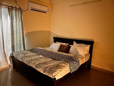 Bed, Photo of the whole room, Bedroom, air conditioner