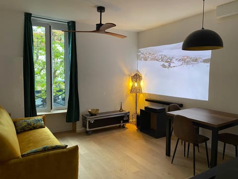 TV and multimedia, Living room, Dining area