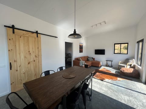 Hygge Eco Cabin 1 beautiful filtered views over the lake and mountains Casa in East Jindabyne