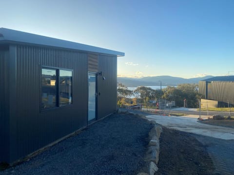Hygge Eco Cabin 1 beautiful filtered views over the lake and mountains House in East Jindabyne