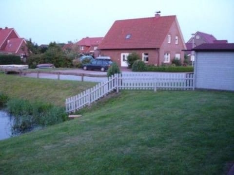 Freistehendes Haus mit großem, eingezäunten Garten, Sauna, Kamin House in Krummhörn