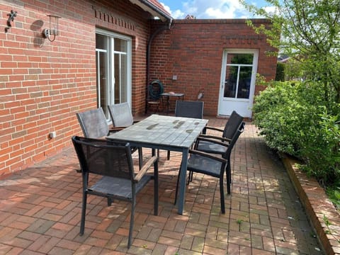 Freistehendes Haus mit großem, eingezäunten Garten, Sauna, Kamin House in Krummhörn