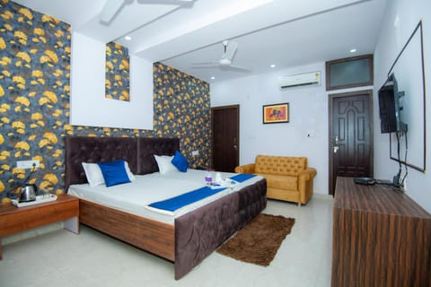 Bed, TV and multimedia, Photo of the whole room, Seating area, Bedroom, air conditioner