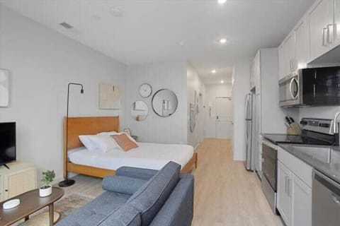 Roomy SDO Lawrenceville by Cozysuites Apartment in Pittsburgh