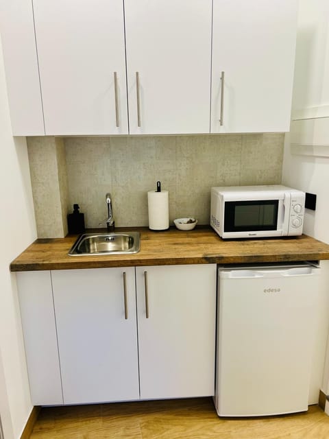 Coffee/tea facilities, Kitchen or kitchenette, stove, toaster