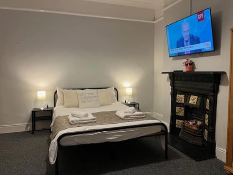 Bed, TV and multimedia, Photo of the whole room, Bedroom, flat iron, towels