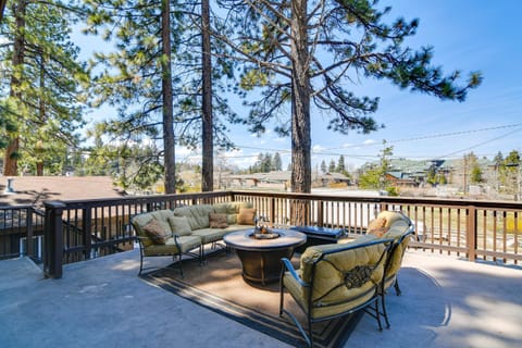 South Lake Tahoe Townhome, 1 Mi to Ski Resort! House in South Lake Tahoe