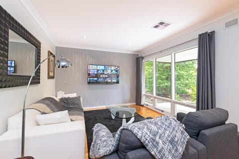 Communal lounge/ TV room, TV and multimedia, Living room, Seating area, Evening entertainment