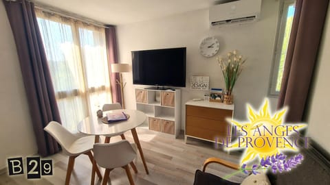 TV and multimedia, Living room, Seating area, Dining area, air conditioner