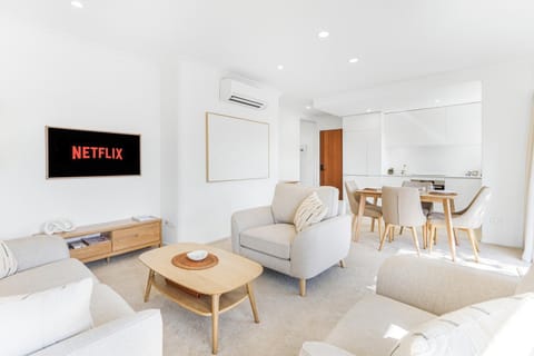 TV and multimedia, Living room, Seating area, Dining area, air conditioner