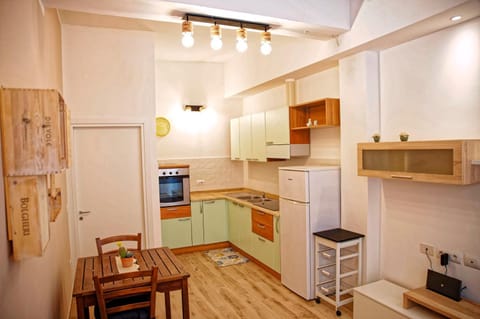 Kitchen or kitchenette, Dining area, oven, pet friendly, stove