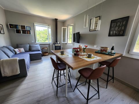 Kitchen or kitchenette, Living room, Food and drinks