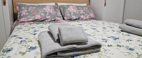 Bed, Bedroom, towels