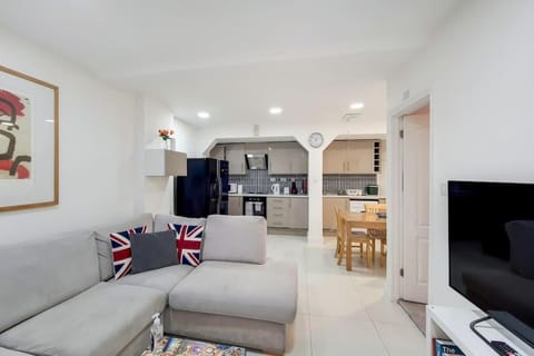 Property building, Communal lounge/ TV room, TV and multimedia, Kitchen or kitchenette, Living room, Seating area, Dining area, Evening entertainment, minibar, oven, pet friendly, stove