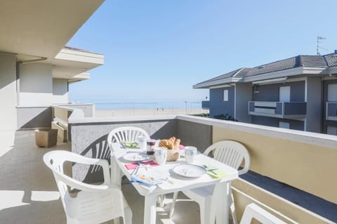 Property building, Balcony/Terrace, Dining area, Sea view