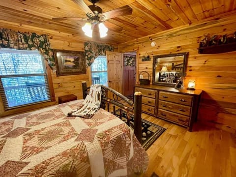 Cabin 2 bed close to Helen hot tub #15 House in White County