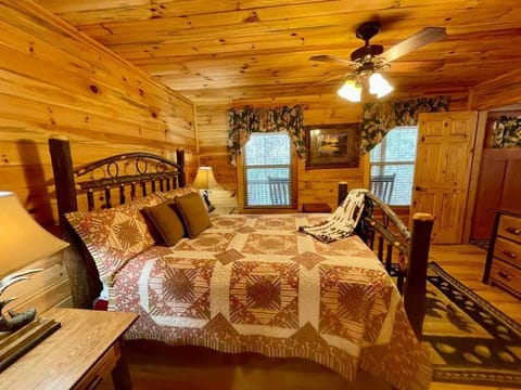 Cabin 2 bed close to Helen hot tub #15 House in White County