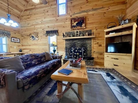 2 bed Cabin HOT TUB close to Helen #16 House in White County