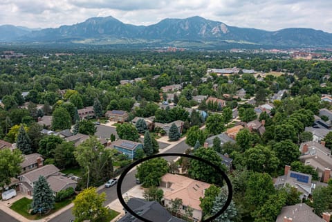 Luxurious 4BR Retreat - Pool Table & Chic Amenities House in Boulder