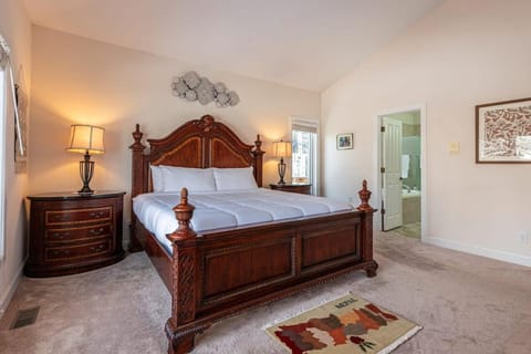 Luxurious 4BR Retreat - Pool Table & Chic Amenities Maison in Boulder