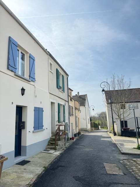 Property building, Facade/entrance, Day, Neighbourhood, Street view