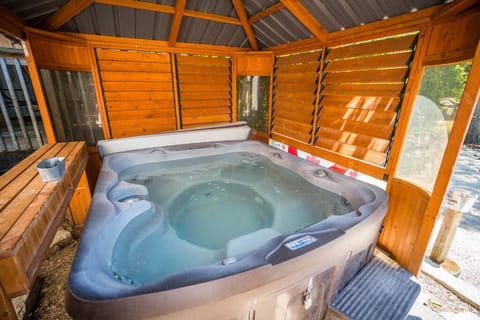 Tequila Sunrise Big Space Lots of Fun Hot Tub Chalet in Grey Highlands