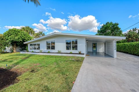 Canal Home with Boat Dock 3 Bedroom Close to Beaches House in Bonita Springs