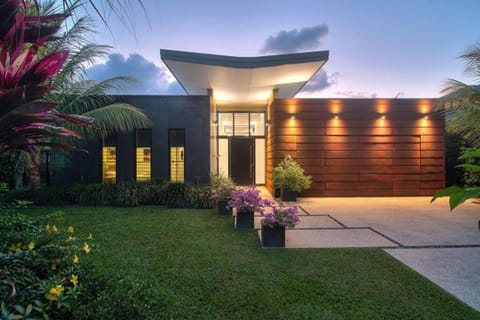 Tranquility by the Lake - Luxury Home Port Douglas House in Port Douglas