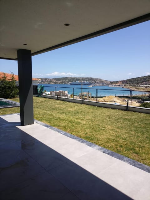 Deniz manzaralı,plaja 100 metre malikane Villa in Cesme