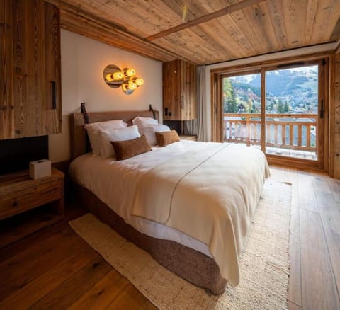 Bed, Natural landscape, Photo of the whole room, Bedroom