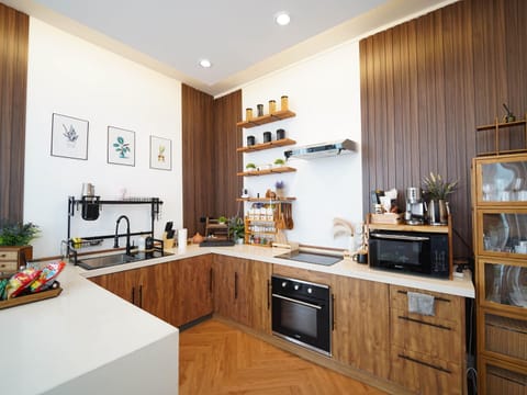 Kitchen or kitchenette, minibar, kitchen