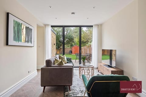 Richmond - Spacious 2 Bedroom Flat - With Garden Apartment in Richmond