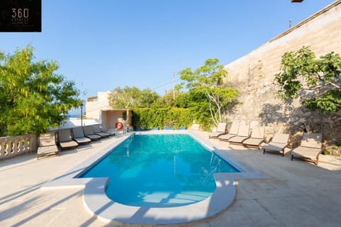 Day, Natural landscape, Pool view, Swimming pool, sunbed