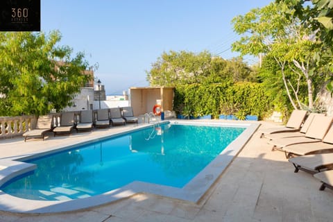 Day, Pool view, Swimming pool, sunbed