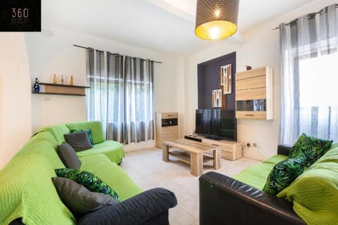 Communal lounge/ TV room, TV and multimedia, Living room, Seating area, Evening entertainment