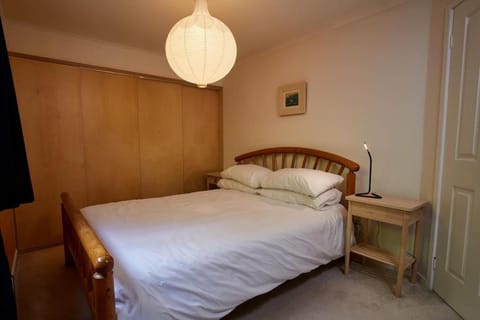 Premium Central Stroud Apartment with Parking x2 Apartment in Stroud