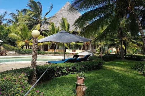 Beachfront 2 bedroom cottage in resort with Pool & Spa Apartment in Malindi