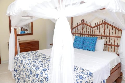 Beachfront 2 bedroom cottage in resort with Pool & Spa Apartment in Malindi