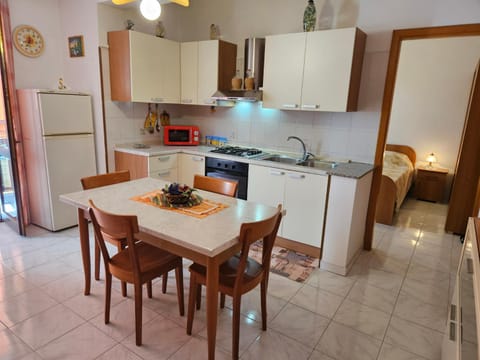 Kitchen or kitchenette, Dining area, stove