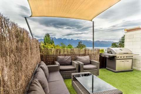 Patio, Natural landscape, View (from property/room), Balcony/Terrace, Seating area, Mountain view