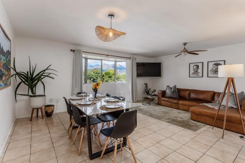 TV and multimedia, Living room, Seating area, Dining area