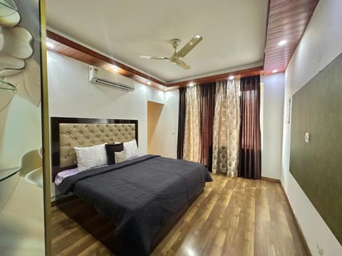 cozy room with kitchen for long stay at 10k Vacation rental in Gurugram