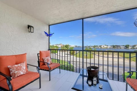 Modern Condo With Pool Steps From Vanderbilt Beach Maison in Vanderbilt Beach