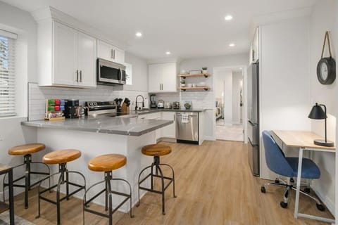 Brand New Designer's Modern 1BR Home 1min to I-5 Eigentumswohnung in Lynnwood