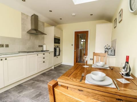 Decca cottage is Cheerful one bedroom cottage House in Borough of Harrogate