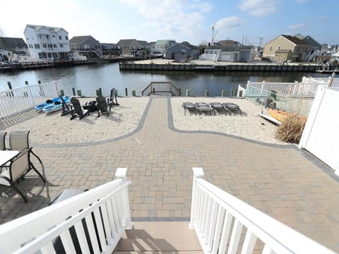 Beautiful Pet Friendly Lagoonfront Ranch In Beach Haven West! Haus in Manahawkin