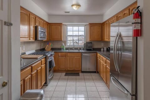 Spacious 3B Oasis near Manhattan - 28 mins to NYC Apartment in Jersey City