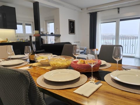 Dining area, Lake view, Mountain view, air conditioner