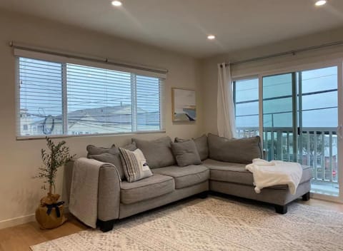 2 Bed 2 bath with parking near downtown MB Haus in Manhattan Beach