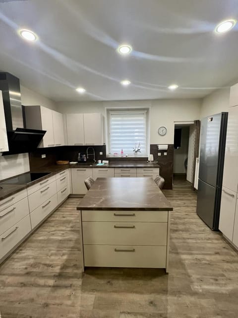 Kitchen or kitchenette, Dining area, oven, stove